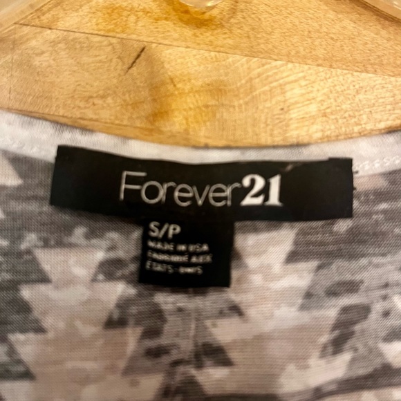 Forever 21 Black and White Flowy Top - Picture 4 of 5